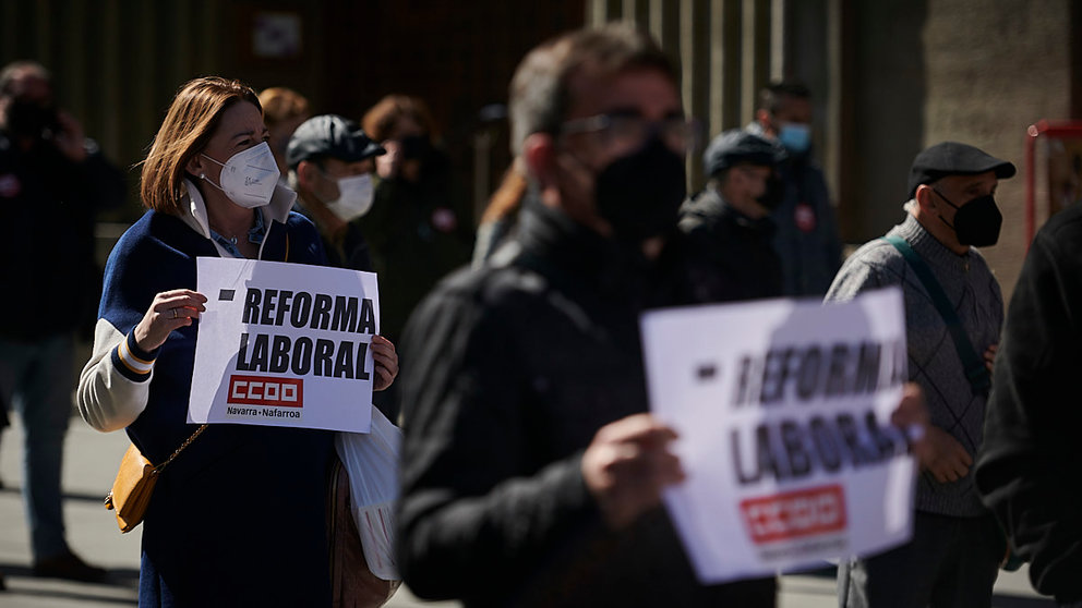 CCOO y UGT se concentran en Pamplona para reclamar al Gobierno de España que derogue la reforma laboral y la de pensiones y suba el SMI. PABLO LASAOSA