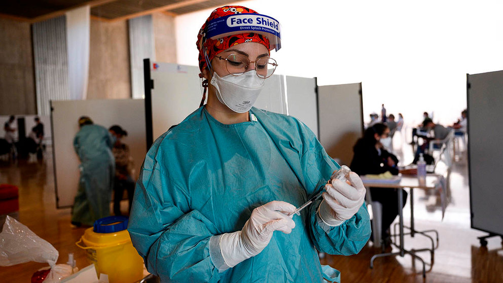 Una enfermera prepara una vacuna para administrarla. EFE/Pedro Puente Hoyos