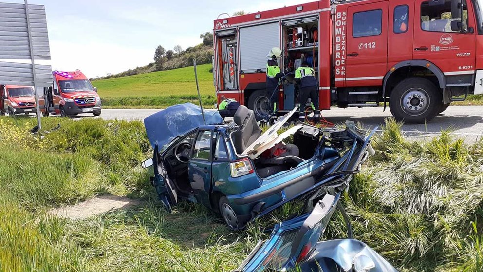 Imagen del accidente ocurrido en la antigua carretera de Estella, en la que una persona ha tenido que ser desatrapada del interior del vehículo. BOMBEROS DE NAVARRA