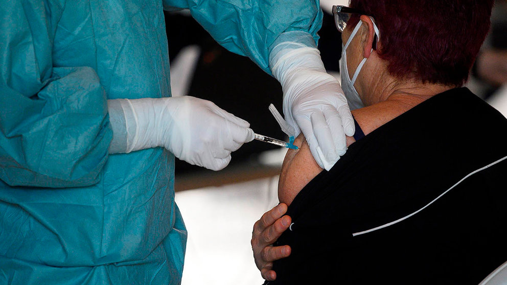 Un sanitario administra una vacuna contra el Covid. EFE/Pedro Puente Hoyos