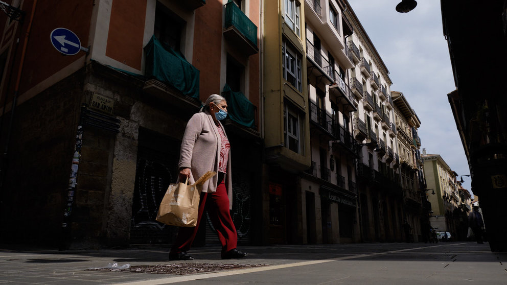 Varias personas pasean con mascarillas por las calles de Pamplona y sus comercios durante la pandemia del coronavirus. MIGUEL OSÉS