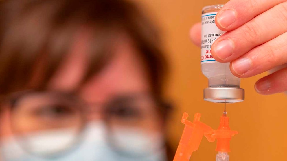 Una enfermera prepara una dosis de la vacuna. EFE/JAVIER BELVER
