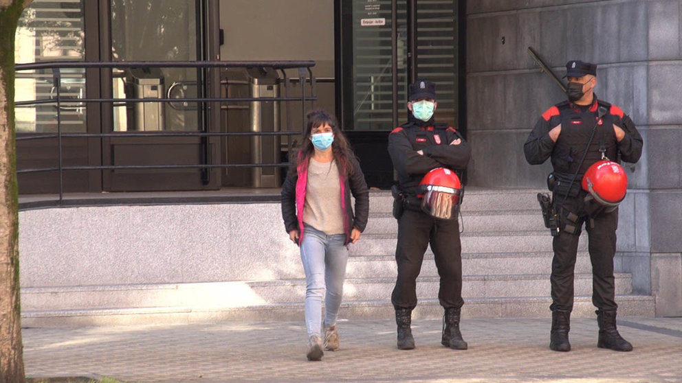 Una de las sindicalistas de LAB detenida el martes sale del Palacio de Justicia de Navarra. CEDIDA