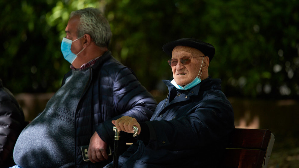 Dos hombres sentados en un banco con mascarillas durante la crisis del coronavirus en la Comunidad Foral de Navarra. MIGUEL OSÉS