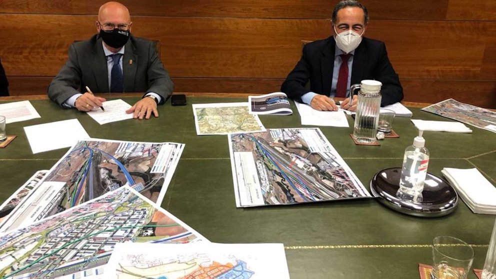El consejero Ciriza y Casimiro Iglesias, Director General de Planificación y Evaluación de la Red Ferroviaria del Ministerio de Transportes, Movilidad y Agenda Urbana. GOBIERNO DE NAVARRA