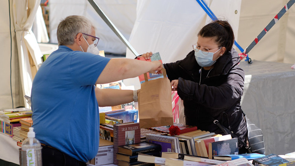 Las Librerías de Navarra salen a la calle para celebrar el Día del Libro. MIGUEL OSÉS
