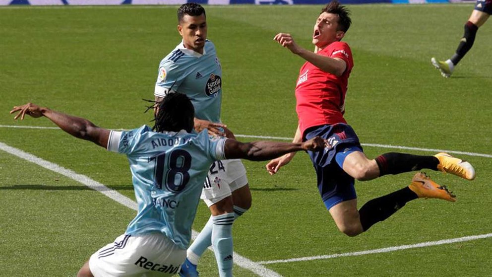 El defensa colombiano del Celta de Vigo Jeison Murillo, y el delantero de Osasuna Enrique Barja, durante el partido de LaLiga de la jornada 32 celebrado en el estadio Balaídos de Vigo.- EFE / Salvador Sas