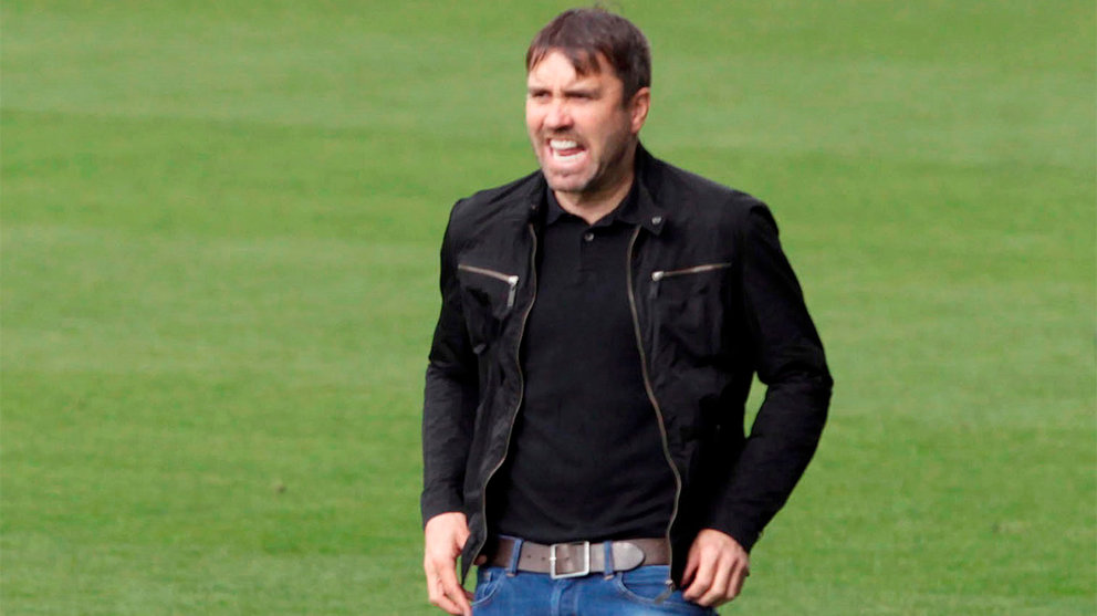 El entrenador del Celta, Eduardo Coudet, durante el partido de Liga en Primera División ante Osasuna que disputan este domingo en el estadio de Balaídos, en Vigo. EFE/Salvador Sas