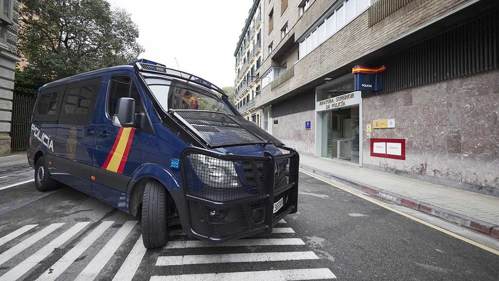 Un vehículo de la Policía Nacional, en la puerta de la comisaría de Pamplona. EUROPA PRESS ( ARCHIVO