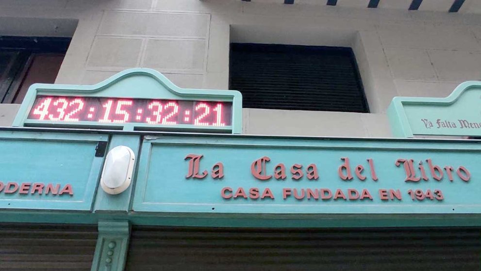 El reloj de San Fermín de la Casa del Libro de Pamplona marca el tiempo que resta para los Sanfermines de 2022 tras la suspensión de las próximas fiestas de 2021. CEDIDA