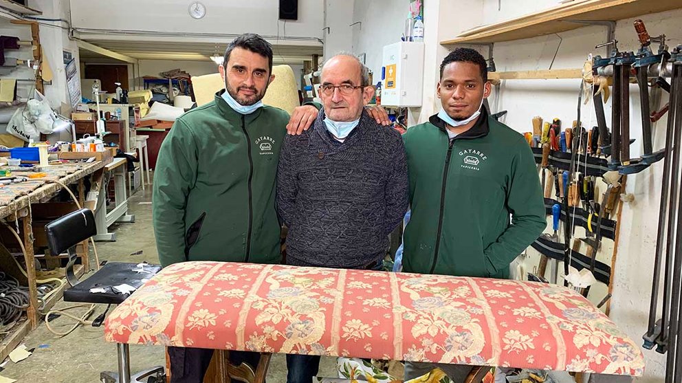 Igor valencia, Jesús Valencia y William Suárez en la tapicería Gayarre de Pamplona. Navarra.com