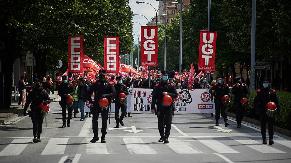 Los sindicatos CCOO y UGT se manifiestan durante el primero de mayo, Día del Trabajador. PABLO LASAOSA