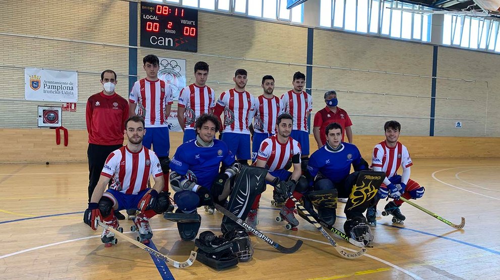 Plantilla y técnicos del UDC Rochapea de hockey sobre patines en su pabellón. Navarra.com