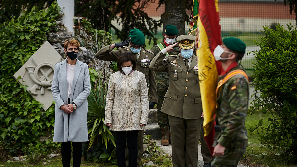 La ministra de Defensa, Margarita Robles y la presidenta del Gobierno de Navarra, María Chivite, visitan el Regimiento Amércia 66, al que pertenecía un soldado fallecido después de vacunarse con AstraZeneca. PABLO LASAOSA