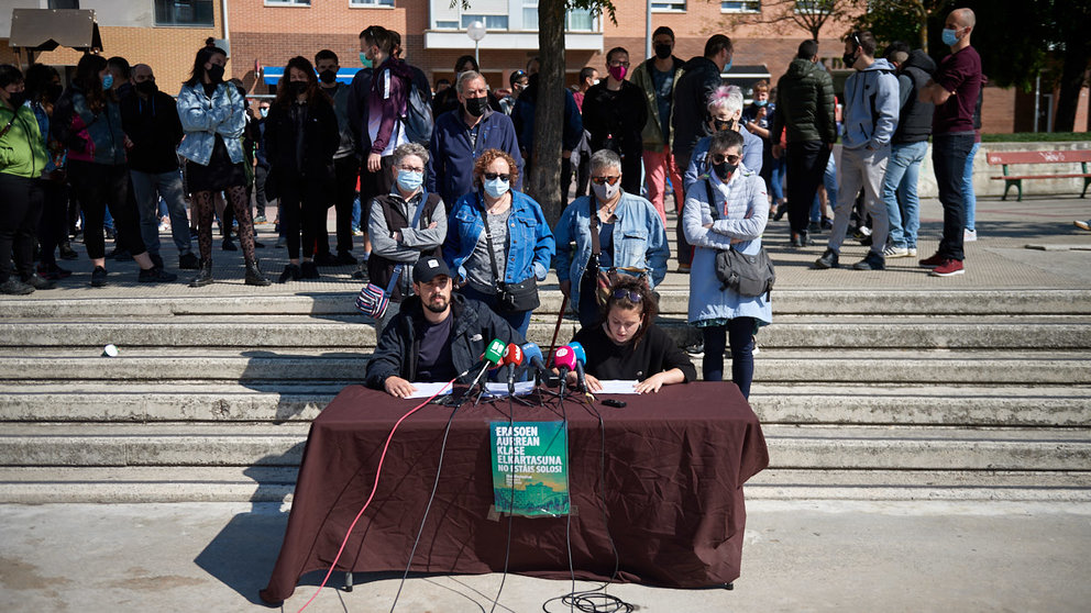 Rueda de prensa de familiares y amigos de los jóvenes detenidos la pasada semana acusados de conformar un grupo de 'kale borroka' del entorno de Gazte Koordinadora Sozialista. MIGUEL OSÉS