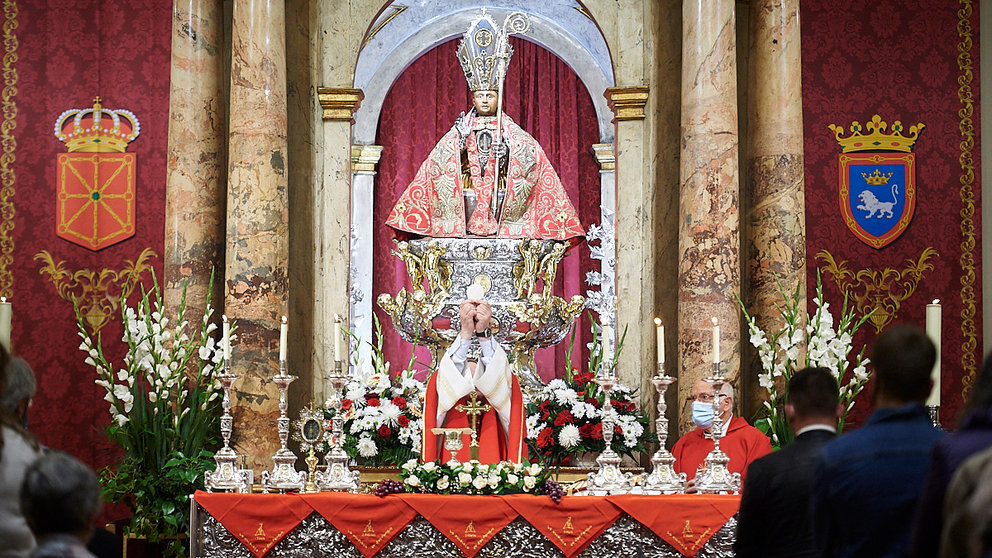 Quinto peldaño de la tradicional Misa de la Escalera en honor a San Fermín, dedicada a la comparsa. PABLO LASAOSA