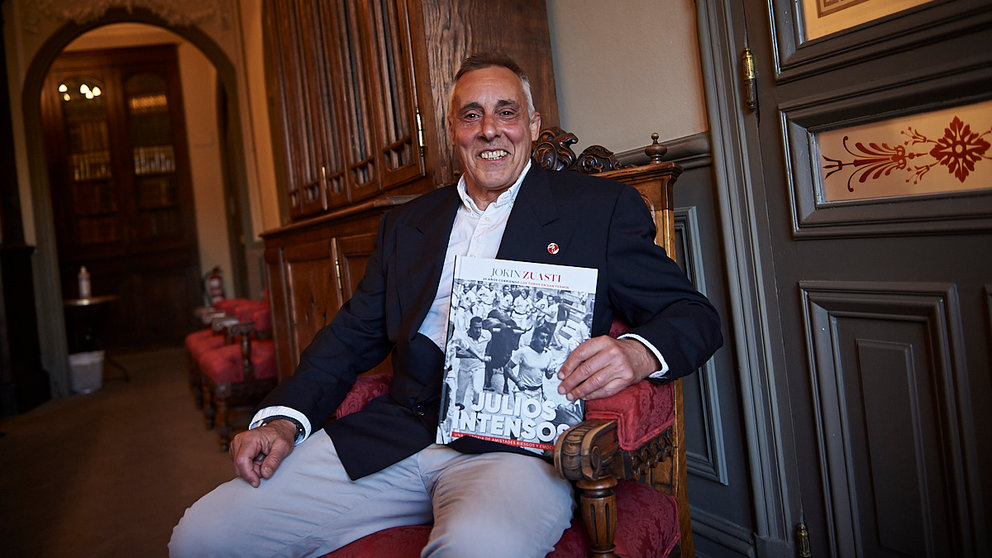 El corredor del encierro, Jokin Zuasti, presenta su nuevo libro 'Julios Intensos' en el Casino Iruña. PABLO LASAOSA