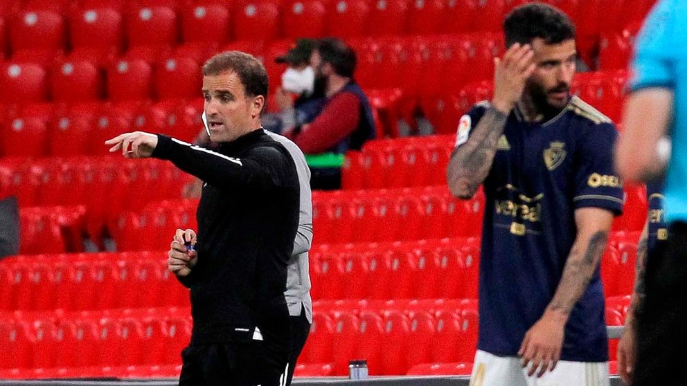 El técnico de Osasuna, Jagoba Arrasate, durante el encuentro correspondiente a la jornada 35 de primera división que disputan hoy sábado frente al Athletic Club en el estadio de San Mamés, en Bilbao. EFE/Miguel Toña.