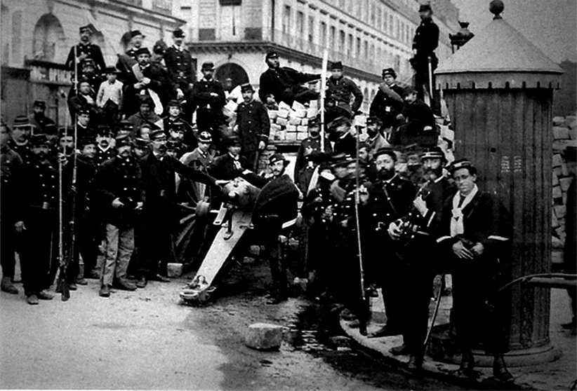 Guardias nacionales en la barricada de la plaza Vendôme al final de la calle Castiglione durante la Comuna de París (Bruno Braquehais).