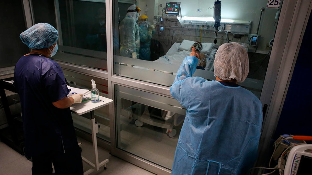 Tres sanitarios tratan a un paciente con Covid ingresado en la UCI. EFE/Raúl Martínez/Archivo