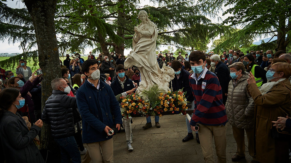 Cientos de personas reciben a la Virgen de Éfeso en su recorrido entre la Universidad de Navarra y la Catedral de Pamplona. PABLO LASAOSA