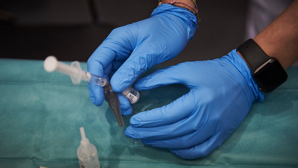 Una enfermera prepara vacunas de Pfizer contra el coronavirus en la UPNA de Pamplona. PABLO LASAOSA