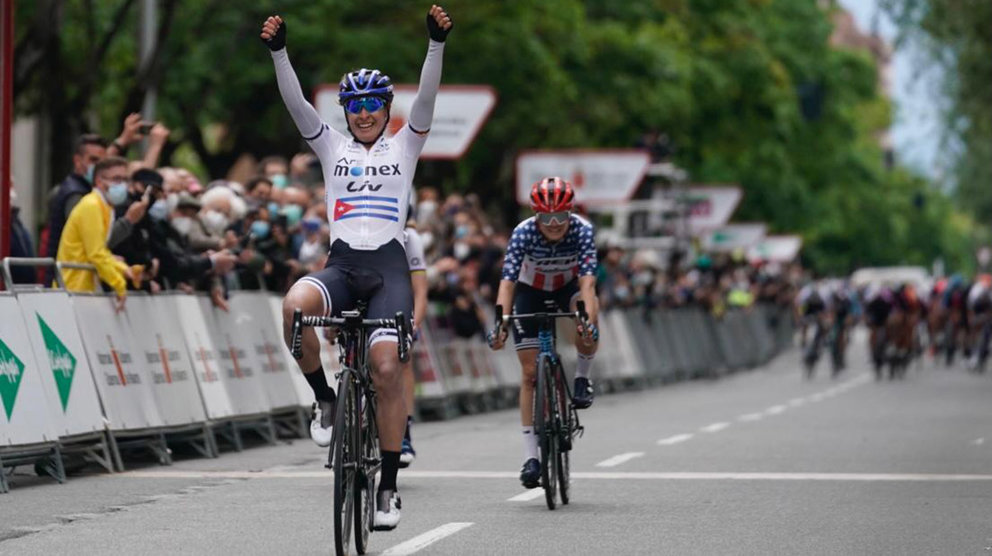 La cubana Arlenis Sierra celebra su victoria de etapa en Pamplona. Cedida.