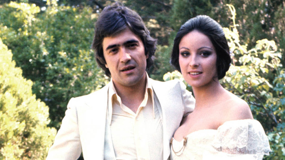El cantautor, Patxi Andión, y la Miss Universo, Amparo Muñoz, el día de su boda, celebrada el 16 de mayo de 1976 en la ermita de Nuestra Señora de Andión, ubicada entre Larraga y Mendigorría. EFE