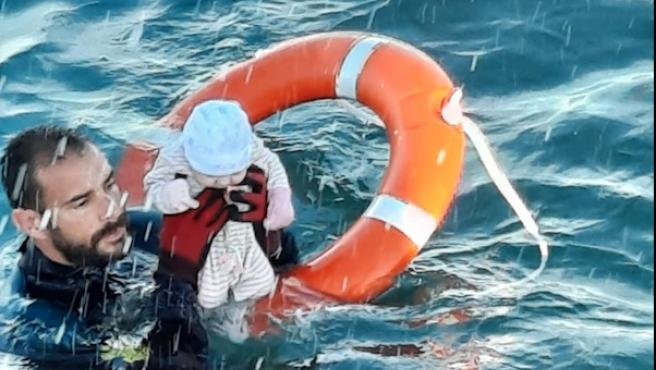 Un submarinista de la Guardia Civil salva a un bebé de morir en el mar en Ceuta.