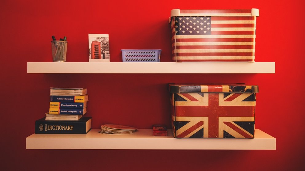 Estantería con cajas con banderas de USA y UK. ARCHIVO