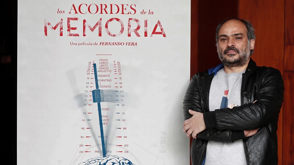 El director del documental 'Los Acordes de la Memoria', Fernando Vera, junto al cartel de su cinta sobre los recuerdos de las personas con alzheimer. EFE/JESÚS DIGES