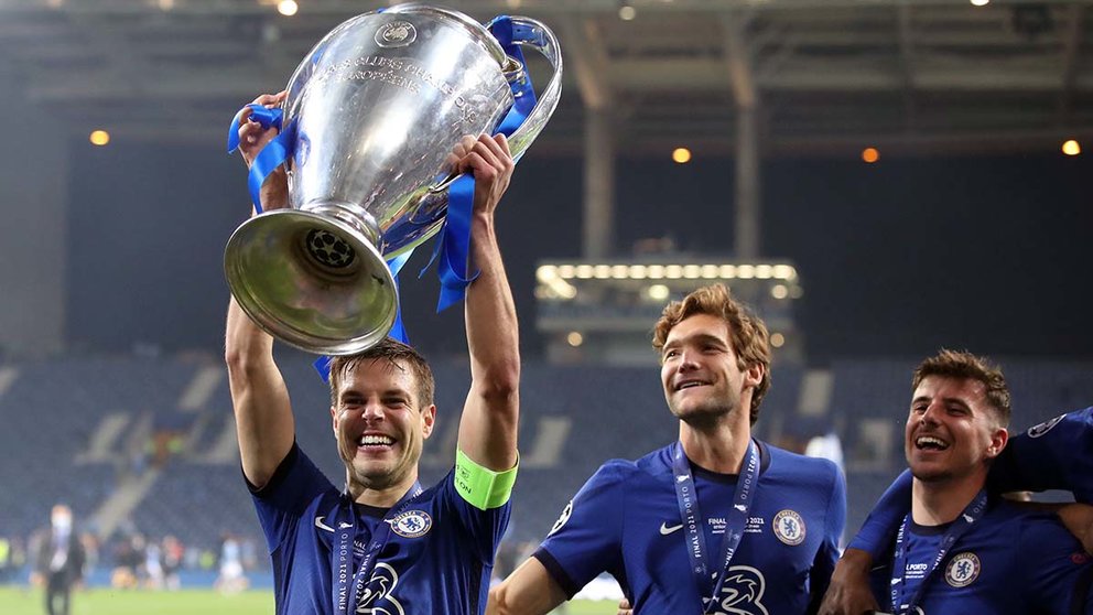 29 May 2021, Portugal, Porto: Chelsea's Cesar Azpilicueta lifts the Trophy after wining the UEFA Champions League final soccer match against Manchester City at the Estadio do Dragao. Photo: Nick Potts/PA Wire/dpa