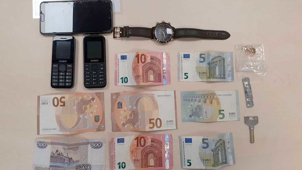 Dinero y material sustraído en el robo con fuerza de Tudela y la llave maestra para entrar en los domicilios - POLICÍA FORAL