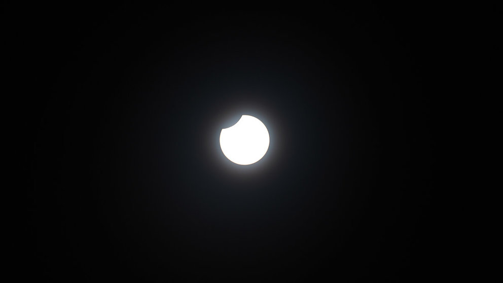 Eclipse parcial visto desde Pamplona. MIGUEL OSÉS