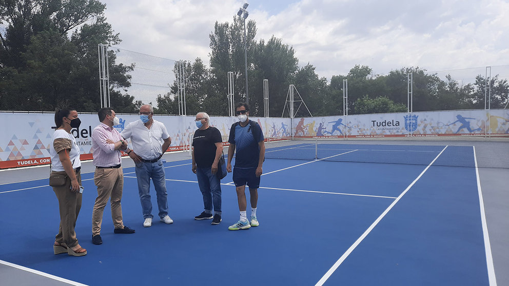 El alcalde Toquero visita las nuevas pistas de tenis de Ribotas. AYUNTAMIENTO DE TUDELA