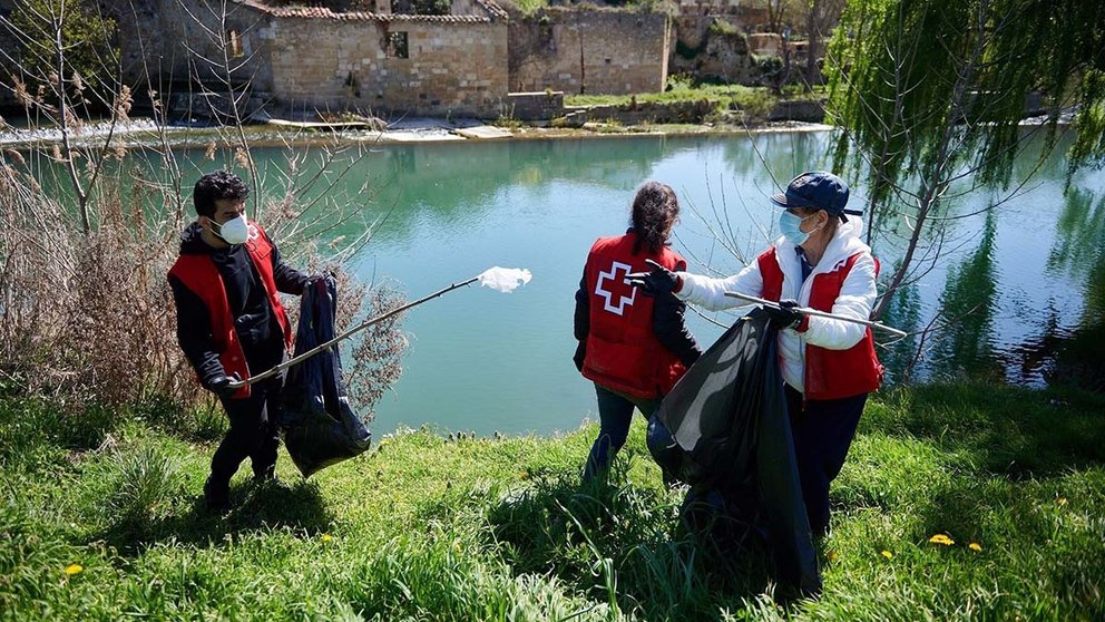 Voluntarios de Cruz Roja recogen basura abandonada en la naturaleza. CRUZ ROJA