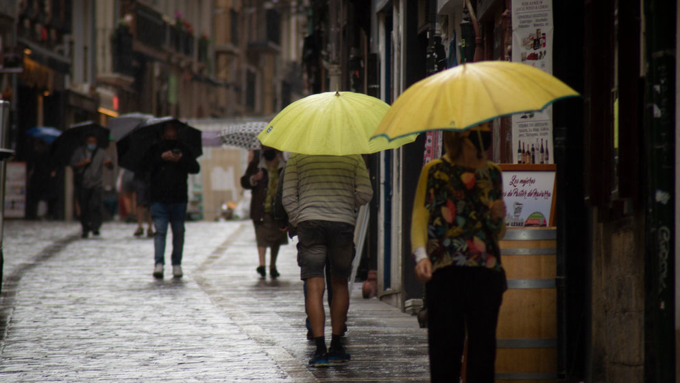 Las lluvias llegan a Pamplona en pleno mes de Junio. MEGAN WALLS