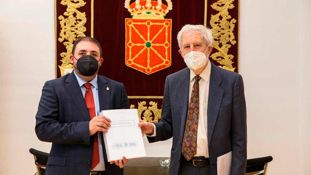 El presidente de la Oficina de Transparencia de Navarra, Juan Luis Beltrán, entrega la memoria de 2020 al presidente del Parlamento foral, Unai Hualde. PARLAMENTO DE NAVARRA