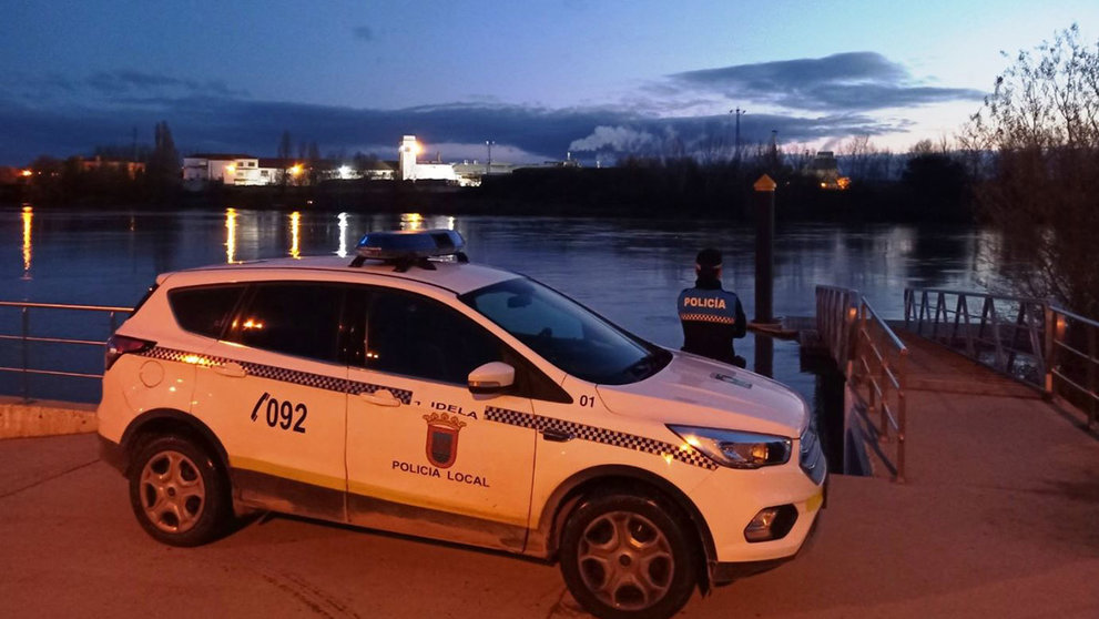 Una patrulla de la Policía Local de Tudela vigila la zona del embarcadero del río Ebro en Tudela PMTUDELA