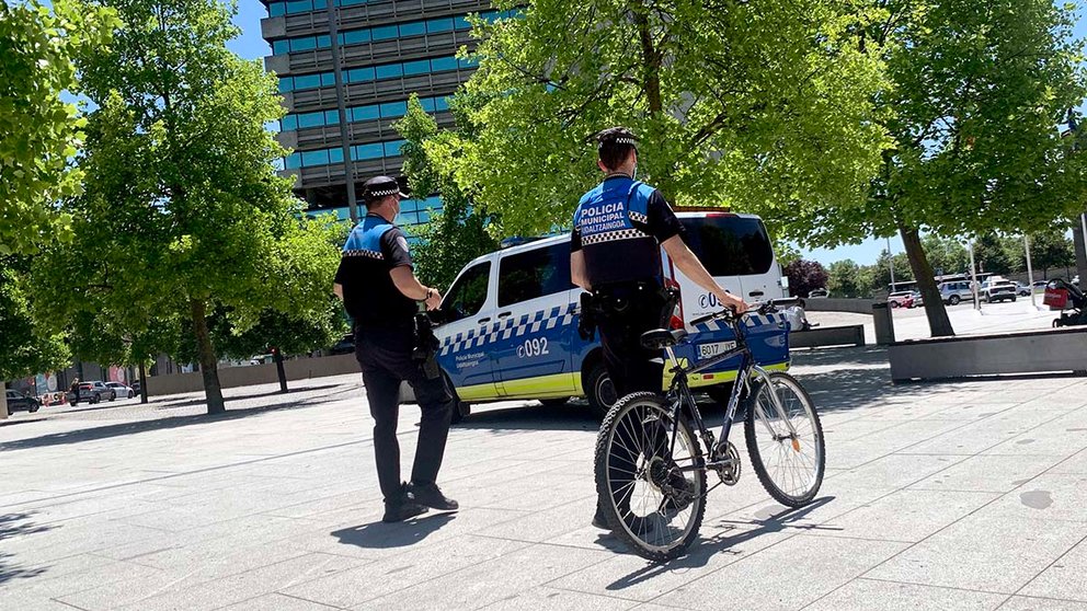 Dos agentes de la Policía Municipal de Pamplona recogen una bicicleta sustraída en la plaza de Baluarte de la capital navarra. NAVARRA.COM