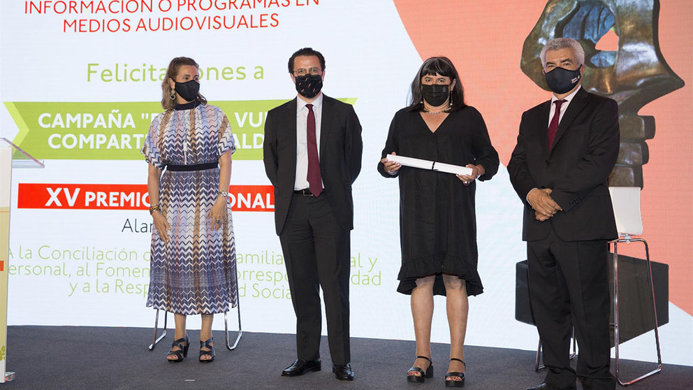 La directora gerente del INAI Eva Istúriz, segunda por la derecha, recoge el premio en la gala celebrada en Madrid. GOBIERNO DE NAVARRA