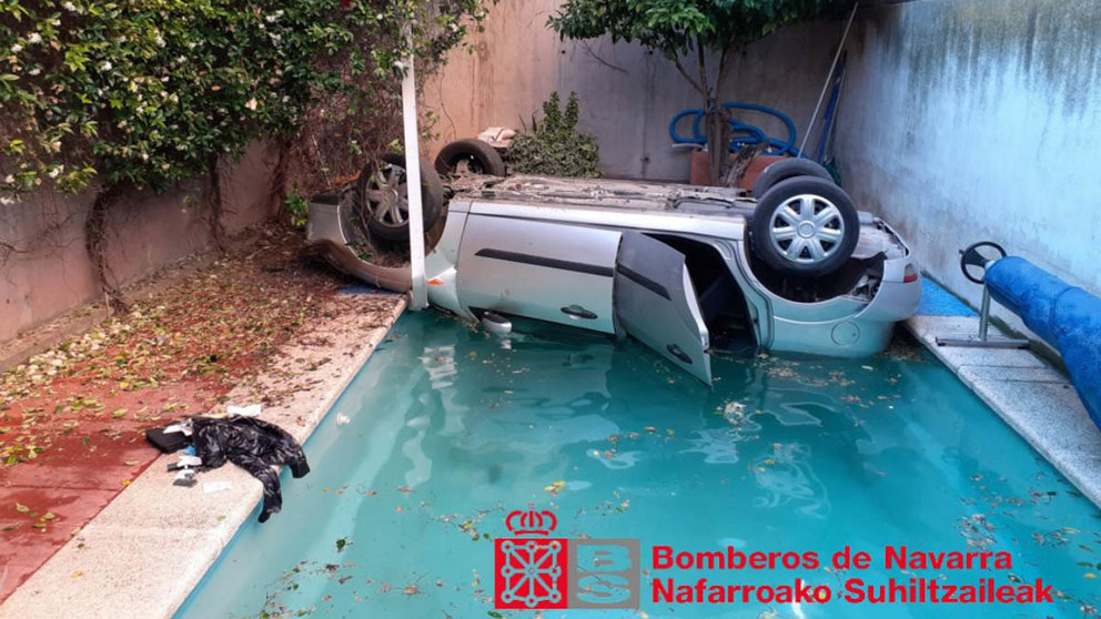 Un conductor se accidenta y cae a  una piscina en San Adrián. BOMBEROS DE NAVARRA