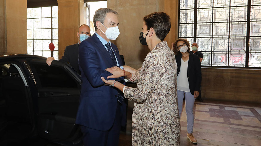 La Presidenta Chivite recibe al Presidente Rodríguez Zapatero a su llegada al Palacio de Navarra. GOBIERNO DE NAVARRA
