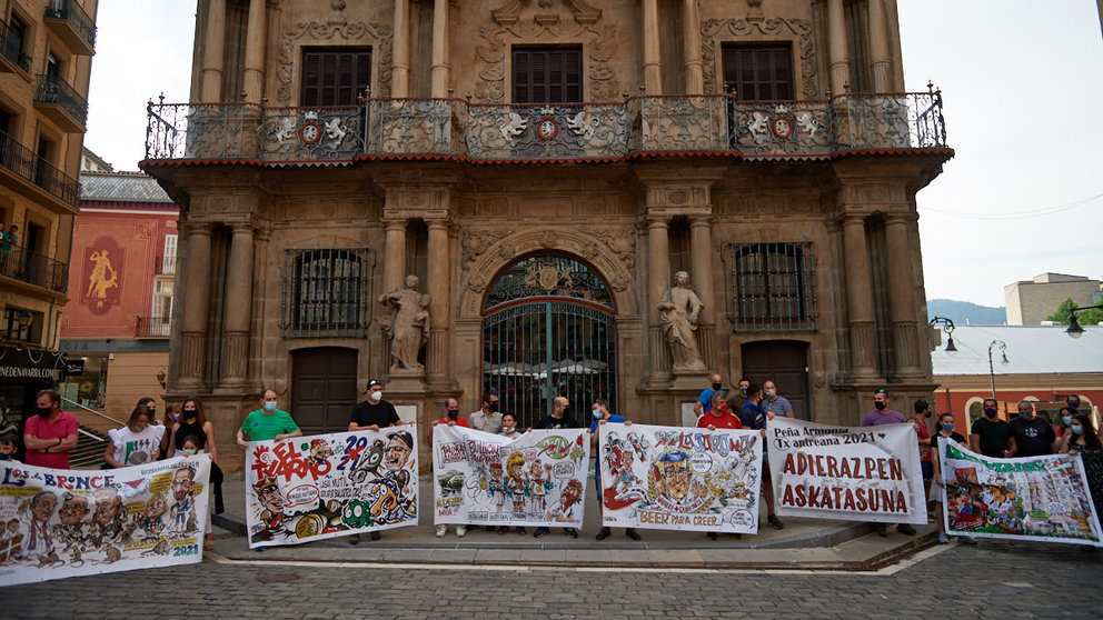 concentración de la Federación de Peñas contra la decisión del Ayuntamiento de no autorizar la exposición de las pancartas. MIGUEL OSÉS