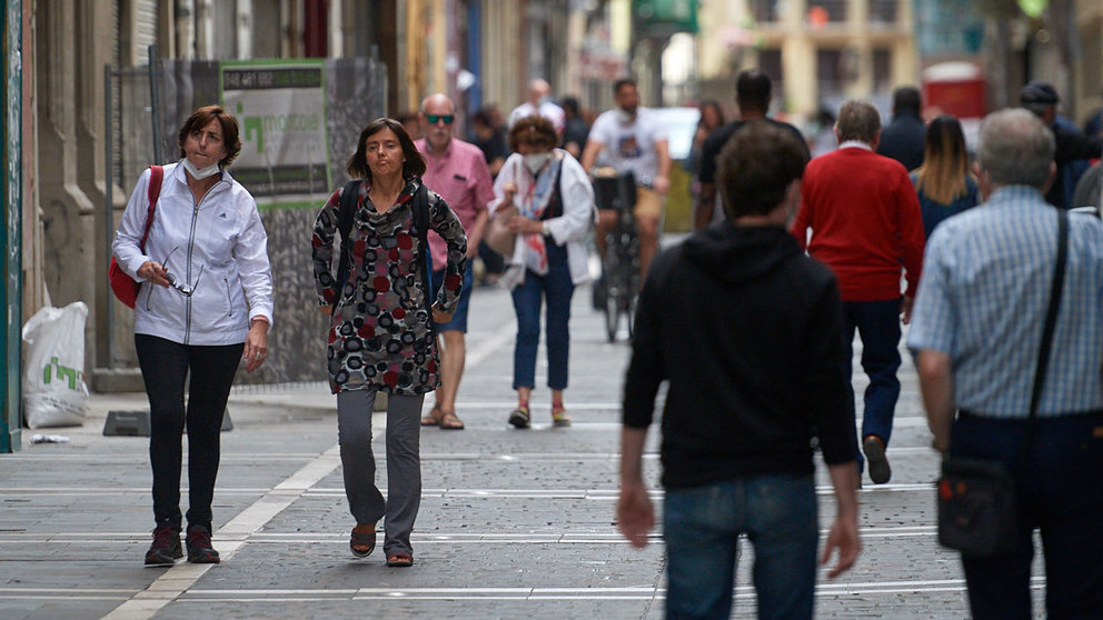 Varias personas sin mascarilla caminan por las calles del casco viejo una semana antes de la nueva bajada de restricciones por la pandemia del coronavirus en la Comunidad Foral de Navarra. MIGUEL OSÉS