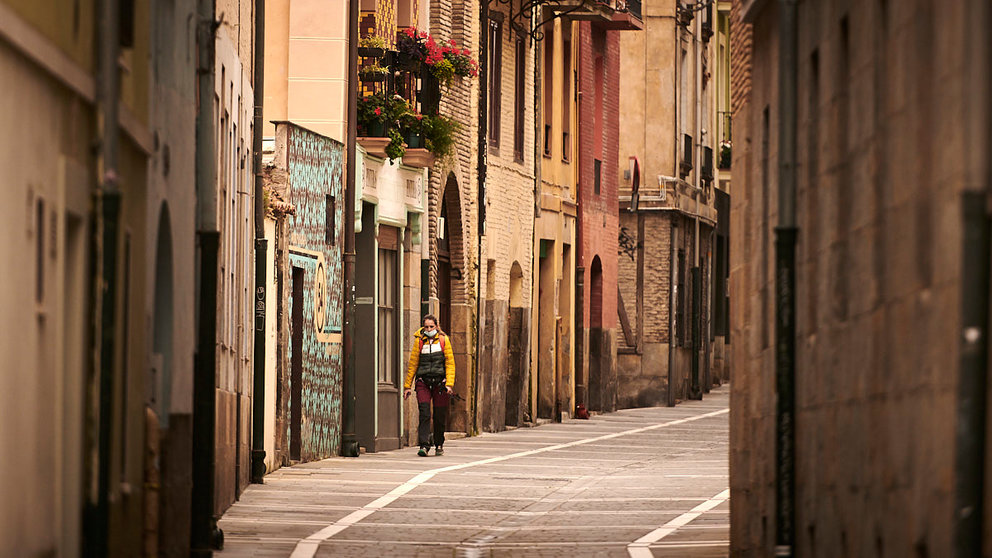 Una peregrina camina por una calle de Pamplona días después de la obligatoriedad de la mascarilla en la calle. PABLO LASAOSA