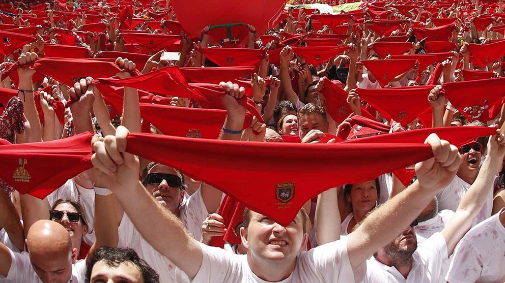 Cientos de personas festejan con sus pañuelos rojos alzados festejan el inicio de las fiestas de San Fermín 2017 tras el lanzamiento del tradicional chupinazo desde el balcón del Ayuntamiento de Pamplona. EFE/Javier Lizón