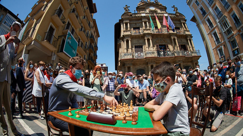 El Ayuntamiento de Pamplona, encabezado por el alcalde, Enrique Maya, recibe al campeón del mundo de ajedrez Magnus Carlsen. MIGUEL OSÉS