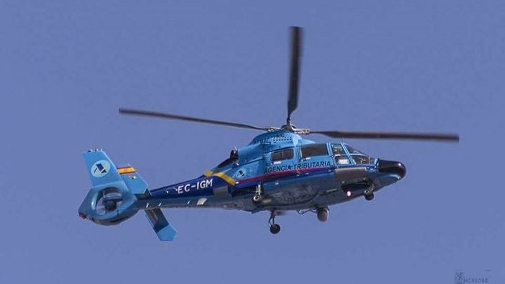 Helicóptero de Aduanas/vigilancia aduanera. ADUANAS
Un helicóptero del Servicio de Vigilancia Aduanera ha caído al mar en la madrugada de este domingo durante una persecución con narcotraficantes en el estrecho de Gibraltar, cerca de Sotogrande en San Roque (Cádiz), suceso en el que un operador del aparato ha muerto y otras dos personas de la tripulación han resultado heridas, como han informado a Europa Press fuentes policiales.

SOCIEDAD EUROPA ESPAÑA
ADUANAS