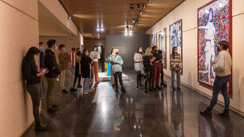 Alumnos del grado de Diseño de la Universidad de Navarra visitan la exposición de Vik Muniz en el Museo del centro académico. UNAV